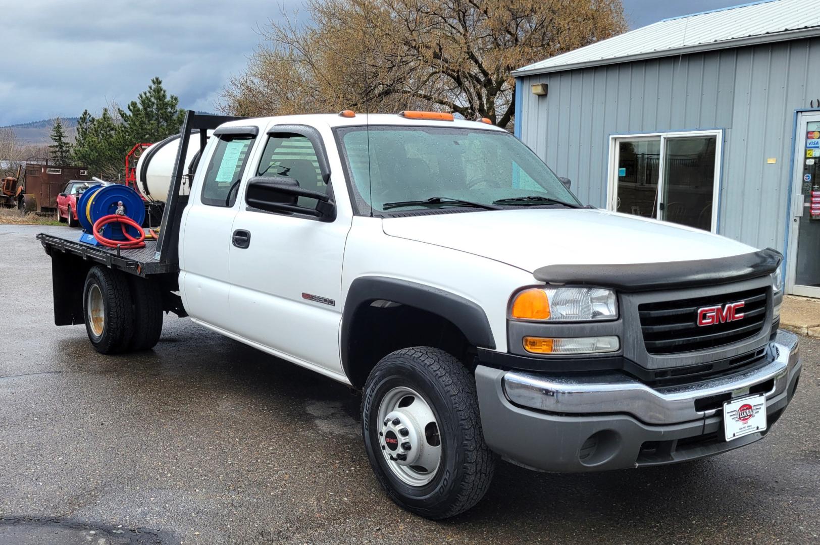 2005 White /Black GMC Sierra 3500 Ext. Cab 4WD (1GDJK39G65E) with an 8.1L V8 OHV 16V engine, Automatic transmission, located at 450 N Russell, Missoula, MT, 59801, (406) 543-6600, 46.874496, -114.017433 - Photo#1